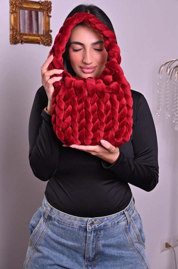 Borsa a spalla in morbido velluto intrecciato, dal design voluminoso e avvolgente. Perfetta per aggiungere un tocco chic e originale ai tuoi outfit.