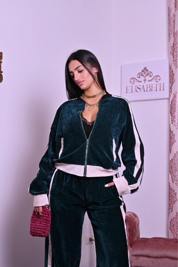 Completo in velluto morbidissimo, giacca con zip e pantalone ampio con righe laterali contrastanti. Mix perfetto tra comfort e stile sporty-glam, ideale per look casual ma d’impatto.