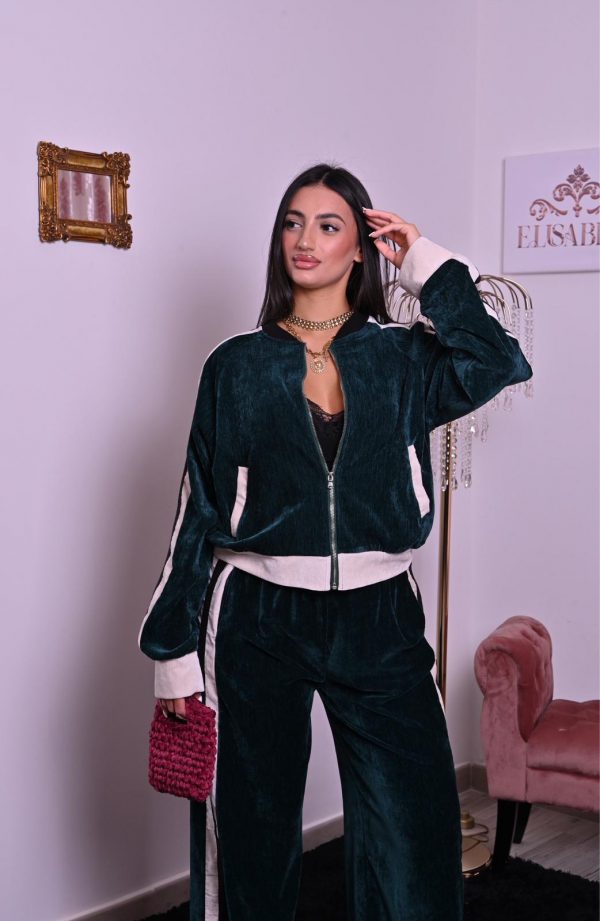 Completo in velluto morbidissimo, giacca con zip e pantalone ampio con righe laterali contrastanti. Mix perfetto tra comfort e stile sporty-glam, ideale per look casual ma d’impatto.