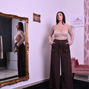 Pantalone tuta wide leg marrone con vita elasticata, coulisse e tasche laterali. Elegante e confortevole.
