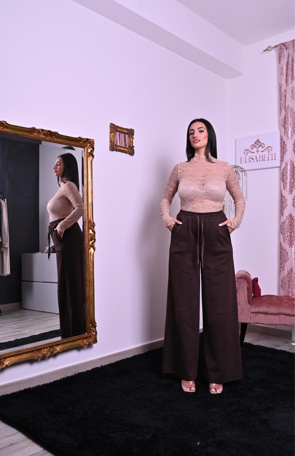 Pantalone tuta wide leg marrone con vita elasticata, coulisse e tasche laterali. Elegante e confortevole.