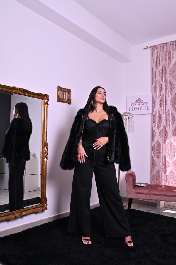 Pantalone tuta wide leg nero con vita elasticata, coulisse e tasche laterali. Elegante e confortevole.