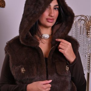 Gilet in pelliccia marrone con cappuccio avvolgente e zip frontale. Caldo, elegante e versatile per look sofisticati.