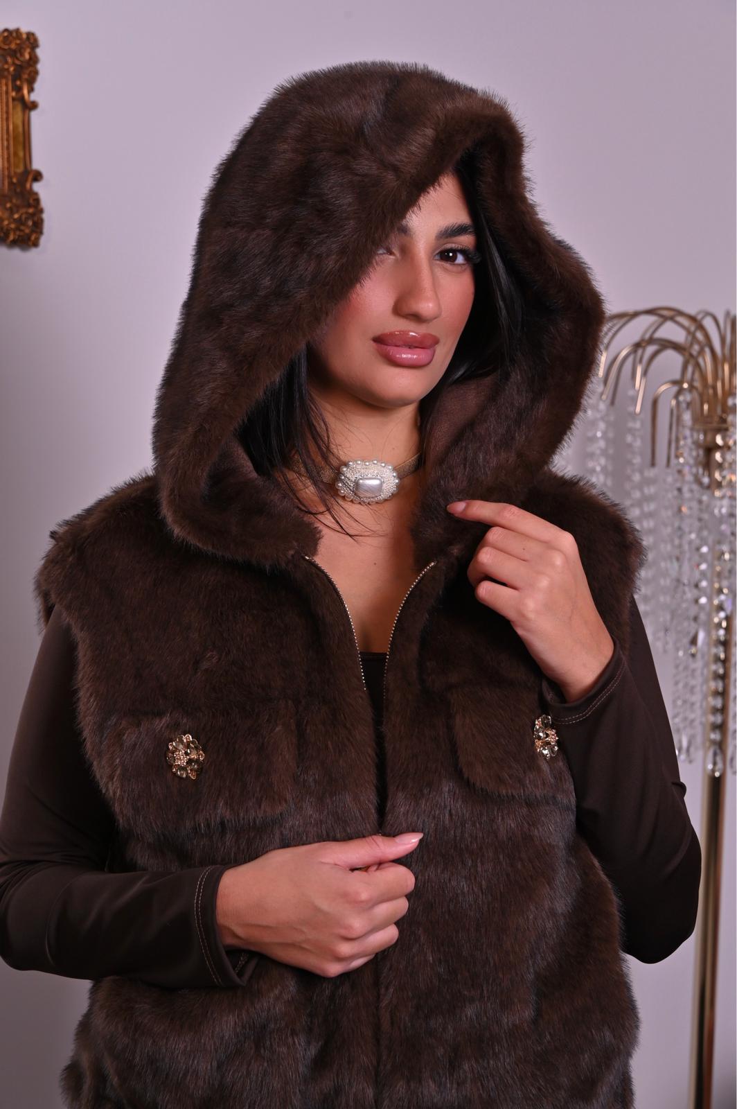 Gilet in pelliccia marrone con cappuccio avvolgente e zip frontale. Caldo, elegante e versatile per look sofisticati.