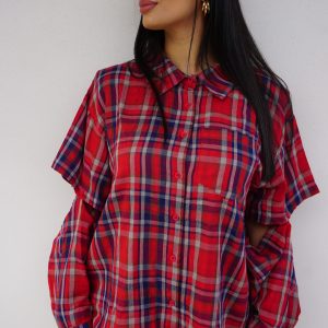 Camicia a quadri rossi con maniche staccabili tramite bottoni: un capo 2-in-1 versatile e originale, perfetto per look dinamici e contemporanei.