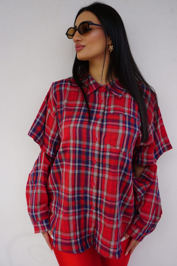 Camicia a quadri rossi con maniche staccabili tramite bottoni: un capo 2-in-1 versatile e originale, perfetto per look dinamici e contemporanei.