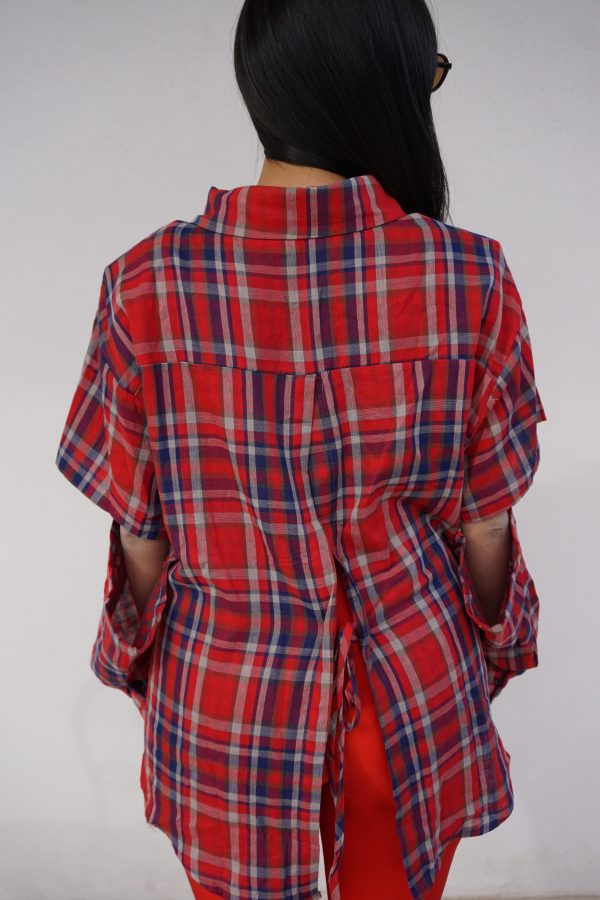 Camicia a quadri rossi con maniche staccabili tramite bottoni: un capo 2-in-1 versatile e originale, perfetto per look dinamici e contemporanei.