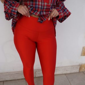 Leggings aderenti in tessuto elasticizzato effetto seconda pelle, dal colore rosso intenso. Comodi, versatili e perfetti per creare look audaci e alla moda.
