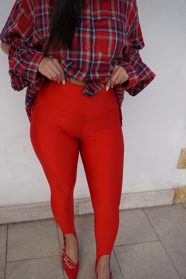 Leggings aderenti in tessuto elasticizzato effetto seconda pelle, dal colore rosso intenso. Comodi, versatili e perfetti per creare look audaci e alla moda.