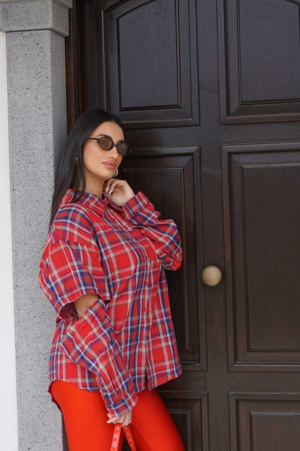 Camicia a quadri rossi con maniche staccabili tramite bottoni: un capo 2-in-1 versatile e originale, perfetto per look dinamici e contemporanei.