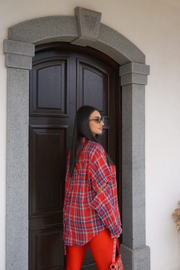 Camicia a quadri rossi con maniche staccabili tramite bottoni: un capo 2-in-1 versatile e originale, perfetto per look dinamici e contemporanei.