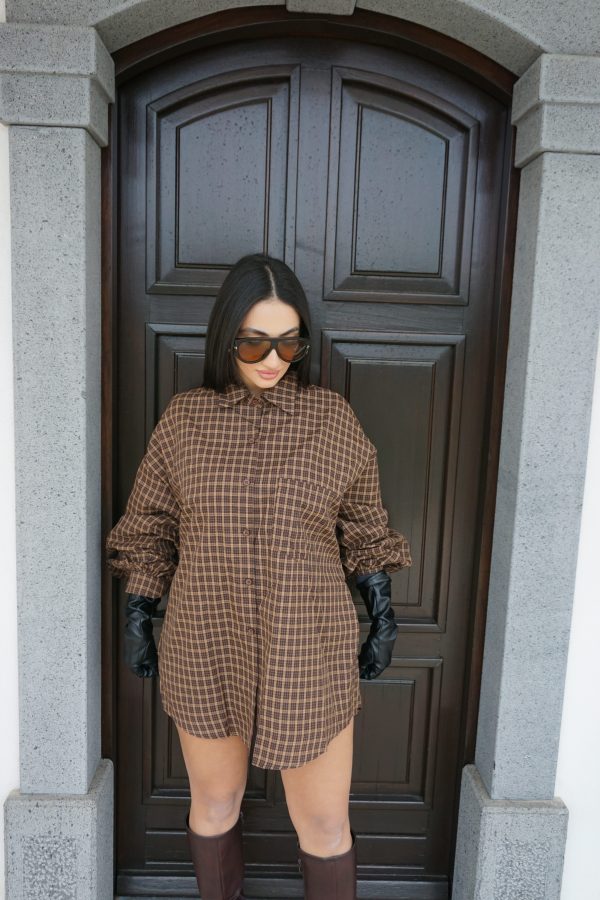 Camicia oversize a quadri marroni, morbida e versatile, perfetta da indossare come capo unico o in layering per look moderni e di carattere.