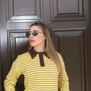 Maglia a righe gialle con colletto marrone a contrasto, comoda, luminosa e perfetta per look casual dal tocco energico.