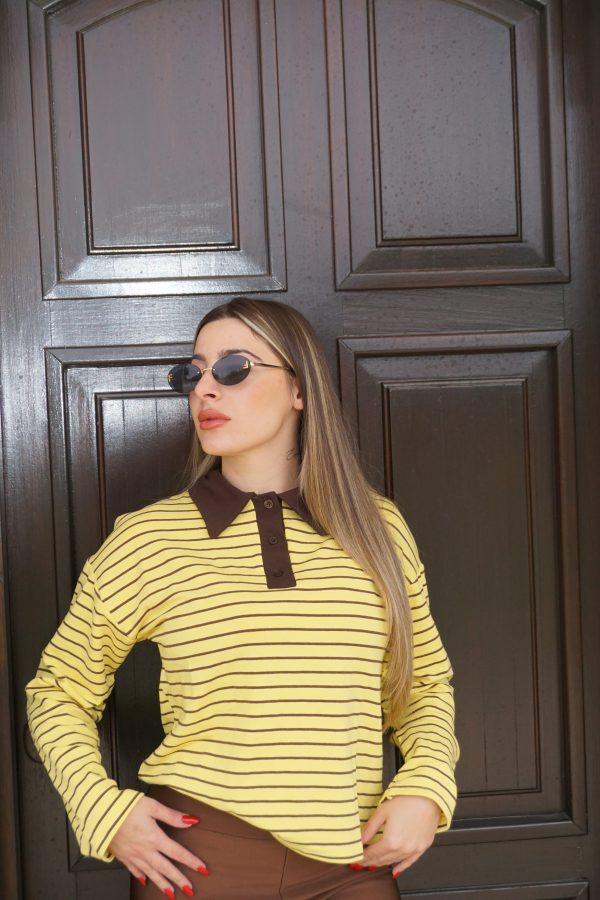 Maglia a righe gialle con colletto marrone a contrasto, comoda, luminosa e perfetta per look casual dal tocco energico.