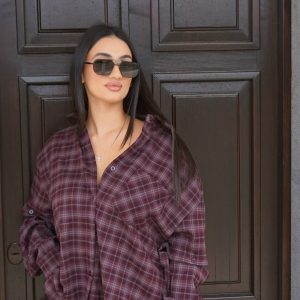 Camicia oversize a quadri nelle tonalità del burgundy, morbida e versatile, perfetta per look casual, street e layering moderni.