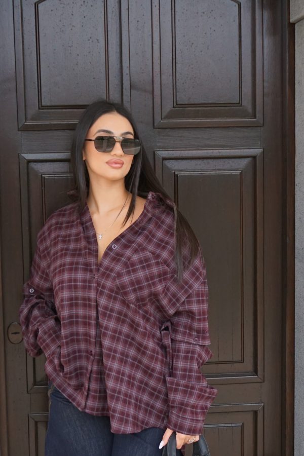 Camicia oversize a quadri nelle tonalità del burgundy, morbida e versatile, perfetta per look casual, street e layering moderni.