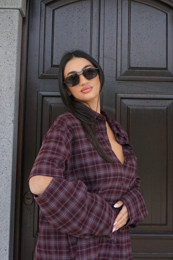 Camicia oversize a quadri nelle tonalità del burgundy, morbida e versatile, perfetta per look casual, street e layering moderni.