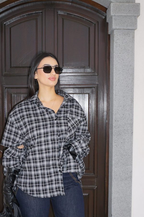 Camicia oversize a quadri neri e grigi, morbida e versatile, perfetta per look casual e street dal carattere deciso.