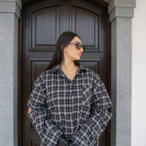 Camicia oversize a quadri neri e grigi, morbida e versatile, perfetta per look casual e street dal carattere deciso.