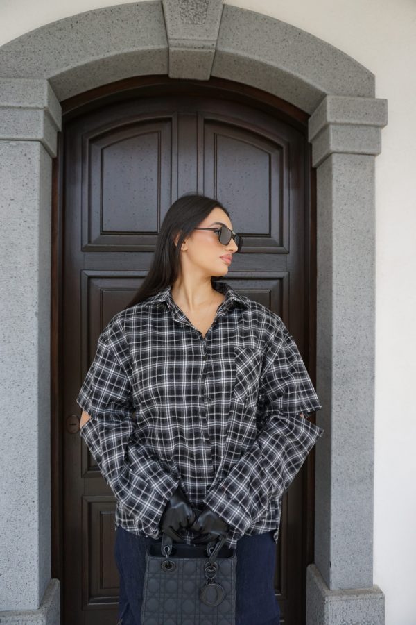 Camicia oversize a quadri neri e grigi, morbida e versatile, perfetta per look casual e street dal carattere deciso.