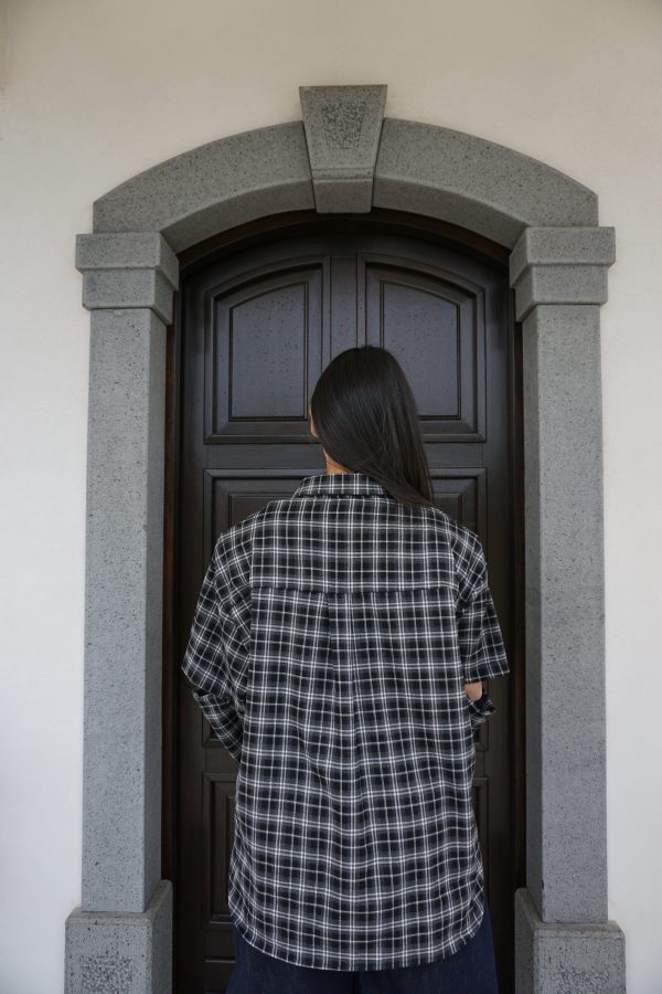 Camicia oversize a quadri neri e grigi, morbida e versatile, perfetta per look casual e street dal carattere deciso.