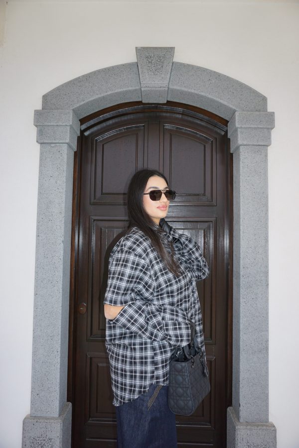 Camicia oversize a quadri neri e grigi, morbida e versatile, perfetta per look casual e street dal carattere deciso.