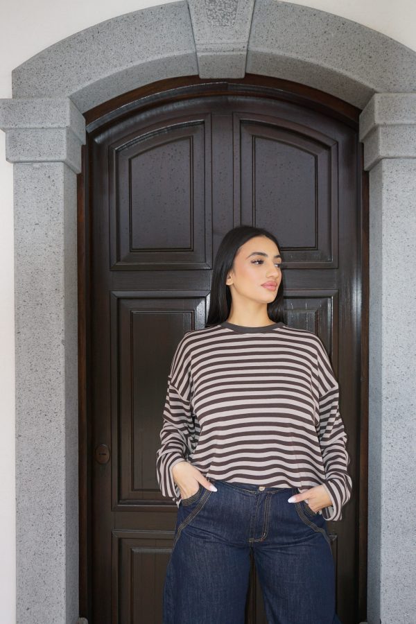 Maglia oversize a righe marroni e beige, morbida e leggera, perfetta per look casual e minimal dal comfort assoluto.