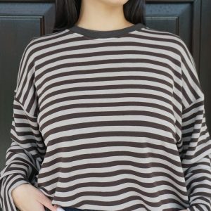 Maglia oversize a righe marroni e beige, morbida e leggera, perfetta per look casual e minimal dal comfort assoluto.