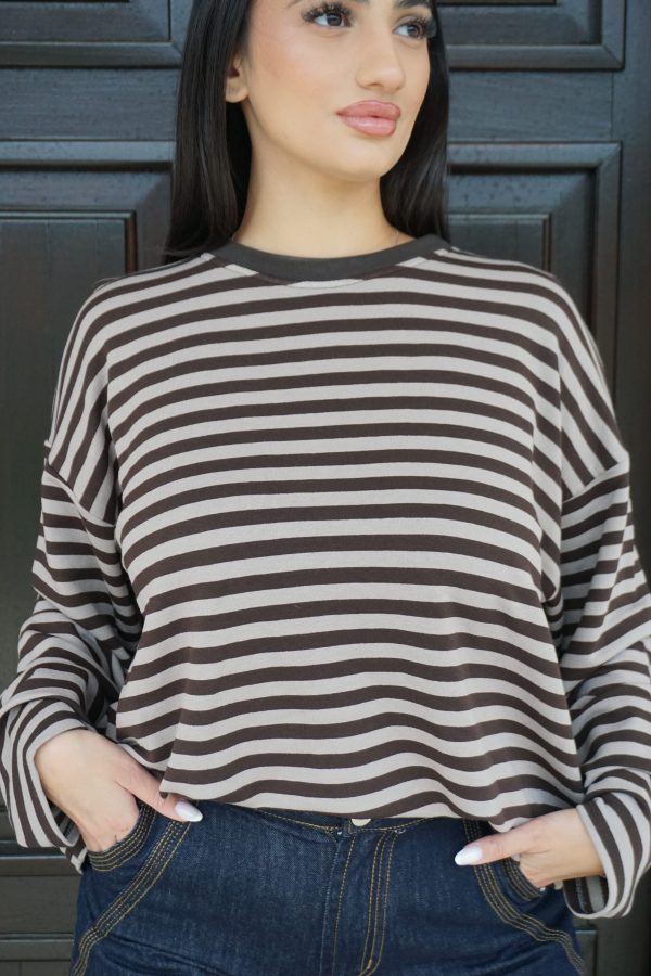 Maglia oversize a righe marroni e beige, morbida e leggera, perfetta per look casual e minimal dal comfort assoluto.