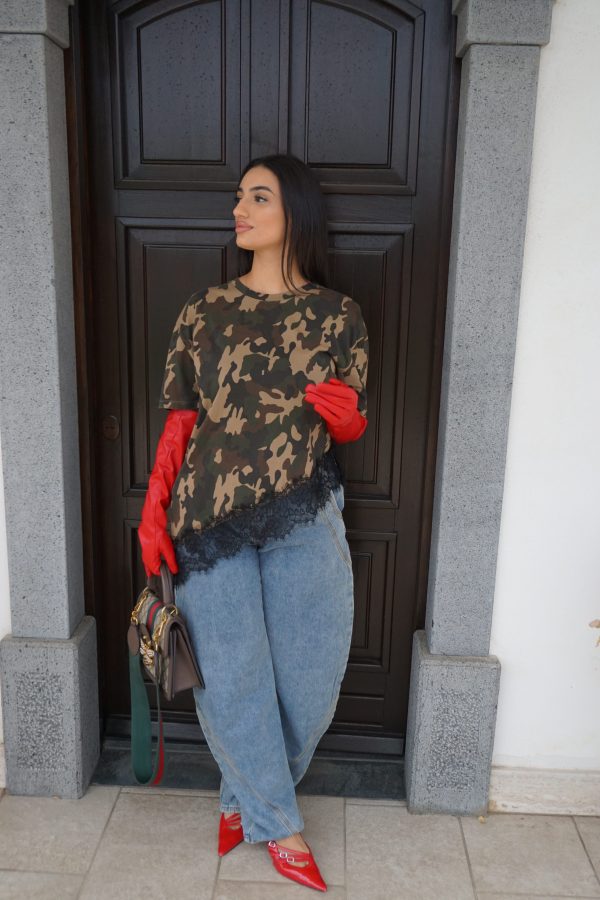 T-shirt a maniche corte con stampa militare e inserto in pizzo applicato in modo trasversale. Un mix unico di grinta e femminilità, perfetto per aggiungere carattere a qualsiasi outfit.