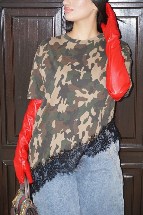 T-shirt a maniche corte con stampa militare e inserto in pizzo applicato in modo trasversale. Un mix unico di grinta e femminilità, perfetto per aggiungere carattere a qualsiasi outfit.