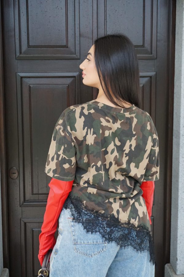 T-shirt a maniche corte con stampa militare e inserto in pizzo applicato in modo trasversale. Un mix unico di grinta e femminilità, perfetto per aggiungere carattere a qualsiasi outfit.