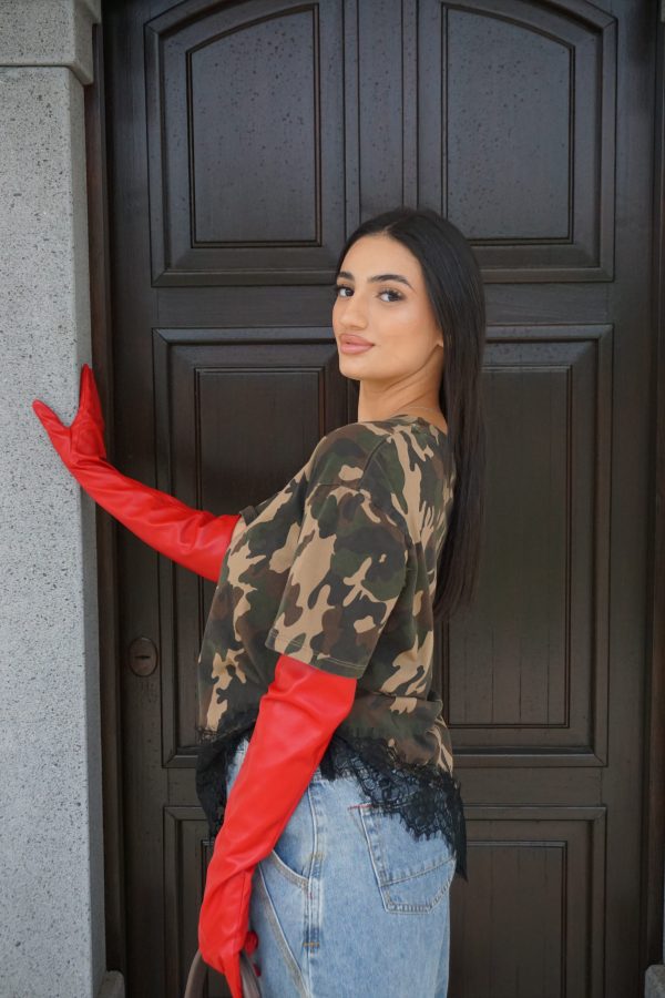 T-shirt a maniche corte con stampa militare e inserto in pizzo applicato in modo trasversale. Un mix unico di grinta e femminilità, perfetto per aggiungere carattere a qualsiasi outfit.