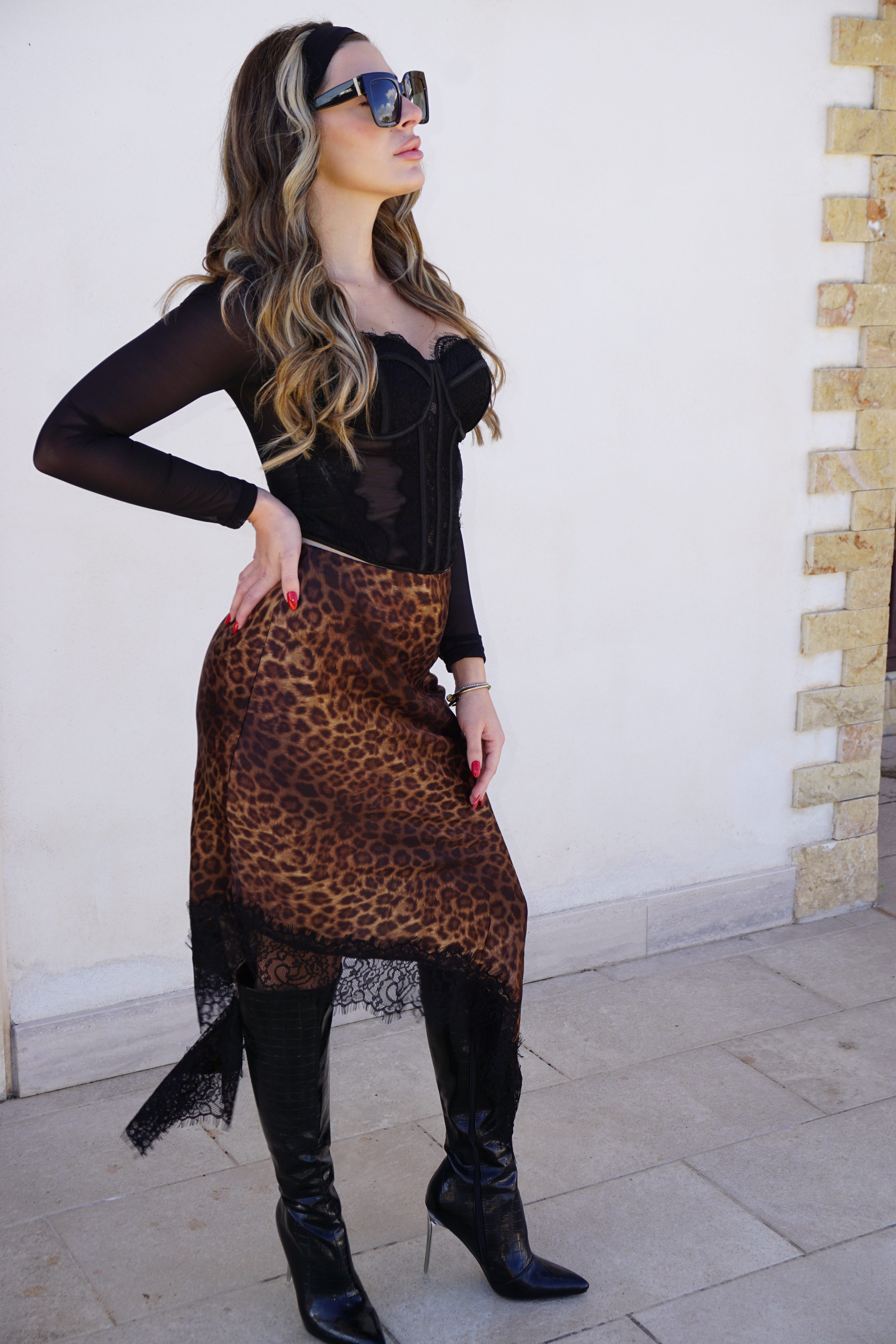 Gonna elegante in raso maculato con fascia laterale in pizzo nella parte inferiore, per un look sofisticato e femminile con un tocco glamour.