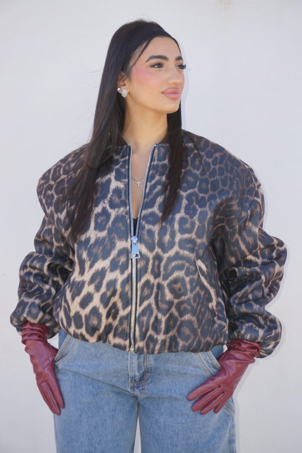 Giubbotto audace in tonalità burgundy con la parte frontale interamente in morbido pelo maculato, per un look glamour e deciso.