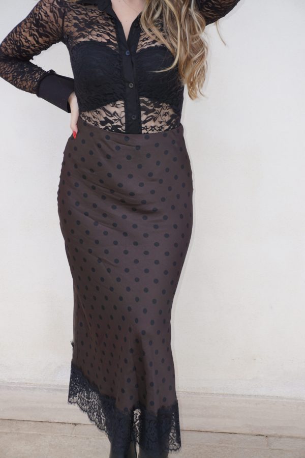 Gonna in seta marrone delicato con motivo a pois e pizzo raffinato lungo il bordo inferiore, elegante e femminile.