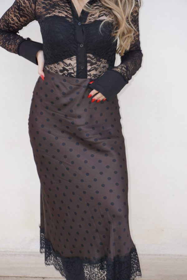 Gonna in seta marrone delicato con motivo a pois e pizzo raffinato lungo il bordo inferiore, elegante e femminile.