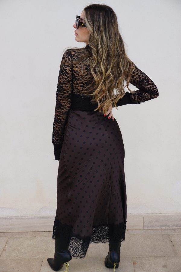 Gonna in seta marrone delicato con motivo a pois e pizzo raffinato lungo il bordo inferiore, elegante e femminile.