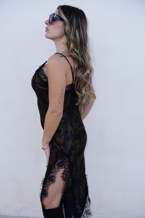 Abito in stile militare con linea strutturata e inserto in pizzo disposto in diagonale sulla parte superiore, che crea un contrasto elegante e moderno.