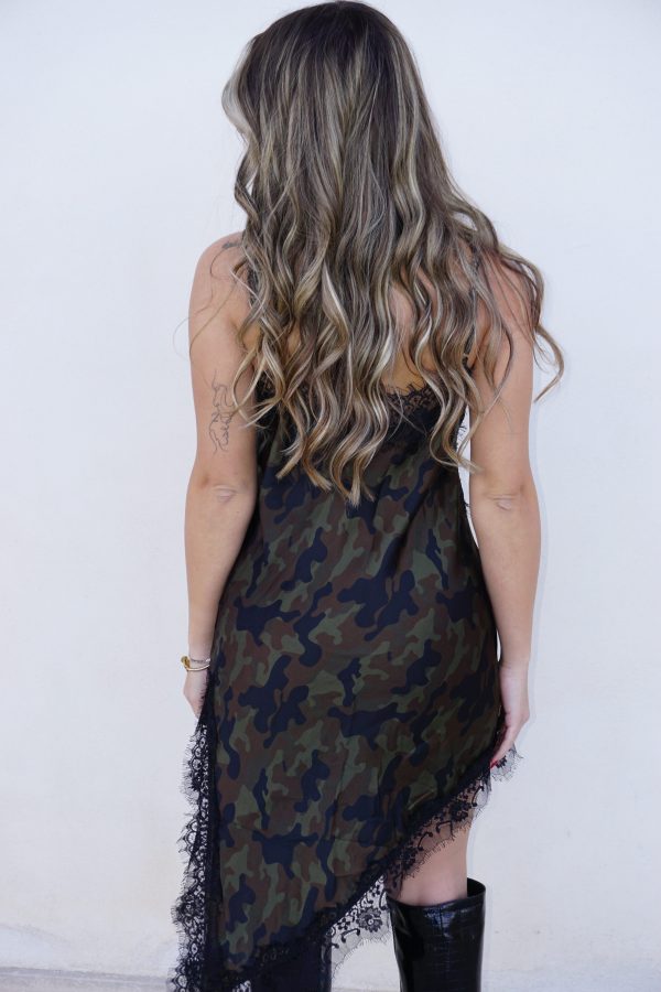 Abito in stile militare con linea strutturata e inserto in pizzo disposto in diagonale sulla parte superiore, che crea un contrasto elegante e moderno.