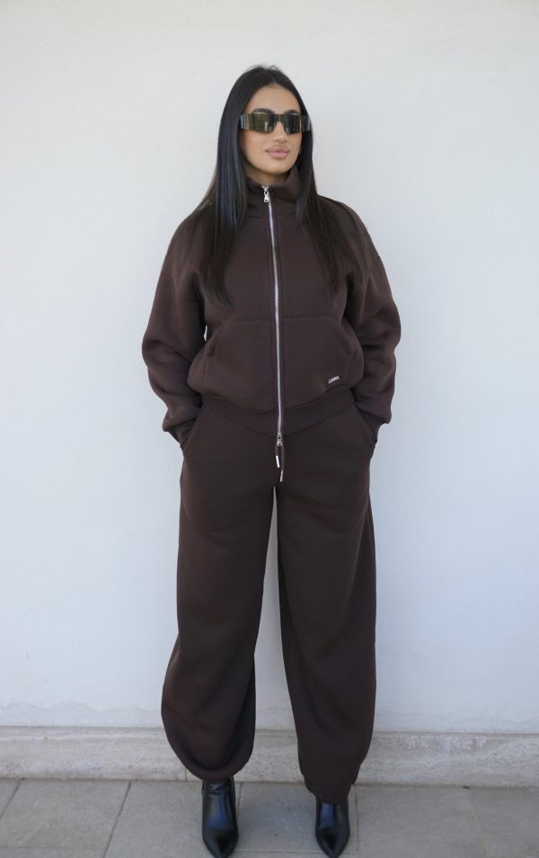 Tuta marrone in stile casual, con felpa oversize full zip e pantaloni larghi coordinati, dal look moderno e minimal.