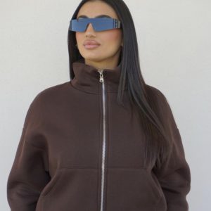 Tuta marrone in stile casual, con felpa oversize full zip e pantaloni larghi coordinati, dal look moderno e minimal.