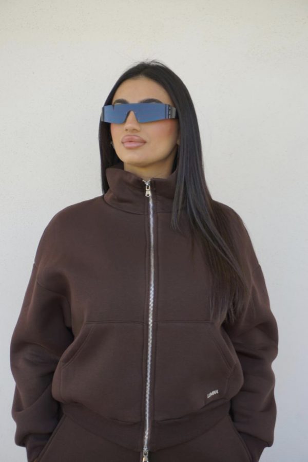 Tuta marrone in stile casual, con felpa oversize full zip e pantaloni larghi coordinati, dal look moderno e minimal.