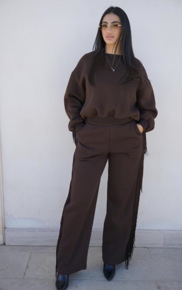 Tuta sportiva marrone con frange decorative che aggiungono movimento e stile, ideale per un look casual ma originale.