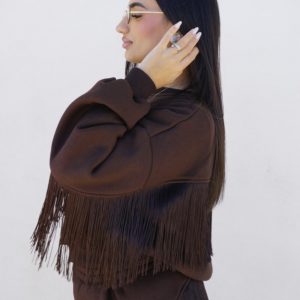 Tuta sportiva marrone con frange decorative che aggiungono movimento e stile, ideale per un look casual ma originale.