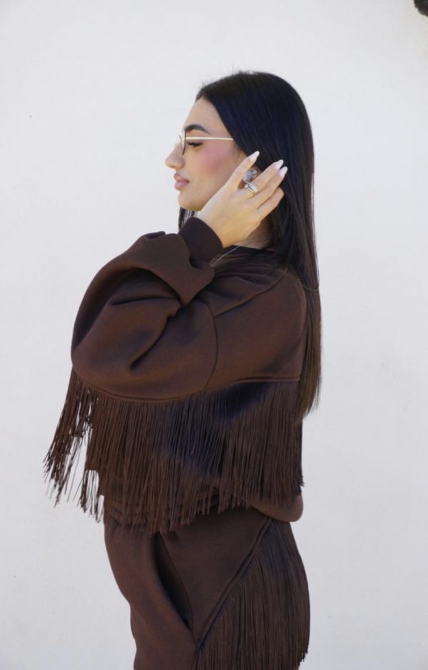 Tuta sportiva marrone con frange decorative che aggiungono movimento e stile, ideale per un look casual ma originale.