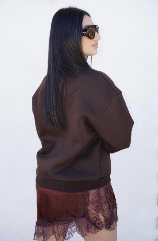 Abito marrone composto da una felpa morbida e una sottogonna in raso con bordo in pizzo, per un mix moderno tra casual e femminile.