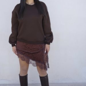 Abito marrone composto da una felpa morbida e una sottogonna in raso con bordo in pizzo, per un mix moderno tra casual e femminile.