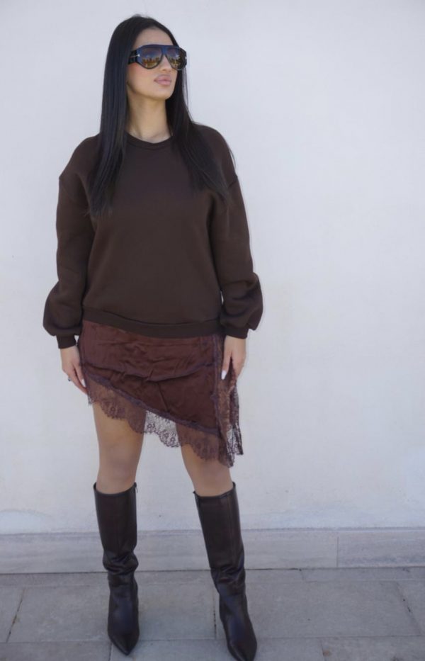 Abito marrone composto da una felpa morbida e una sottogonna in raso con bordo in pizzo, per un mix moderno tra casual e femminile.