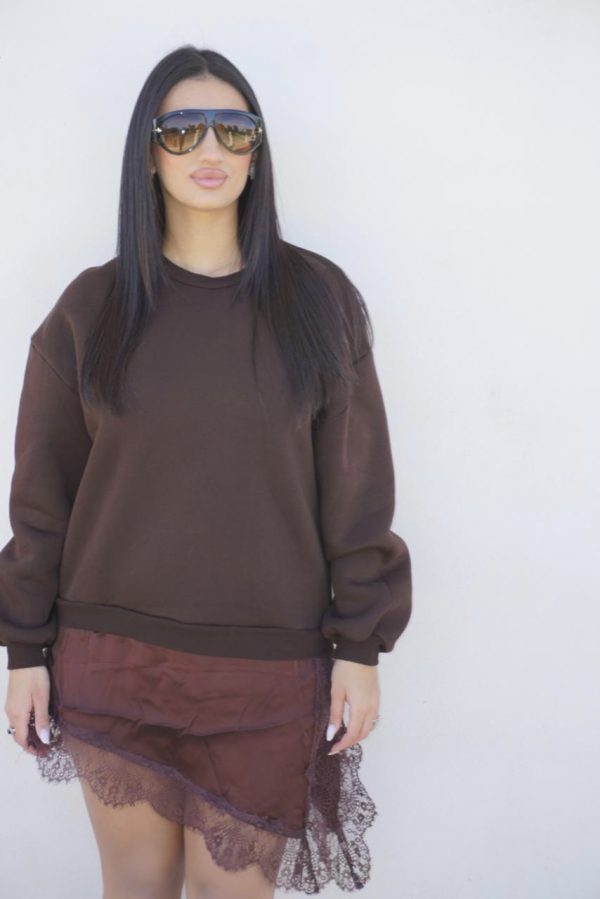 Abito marrone composto da una felpa morbida e una sottogonna in raso con bordo in pizzo, per un mix moderno tra casual e femminile.